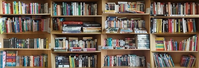 Regały, półki, książki